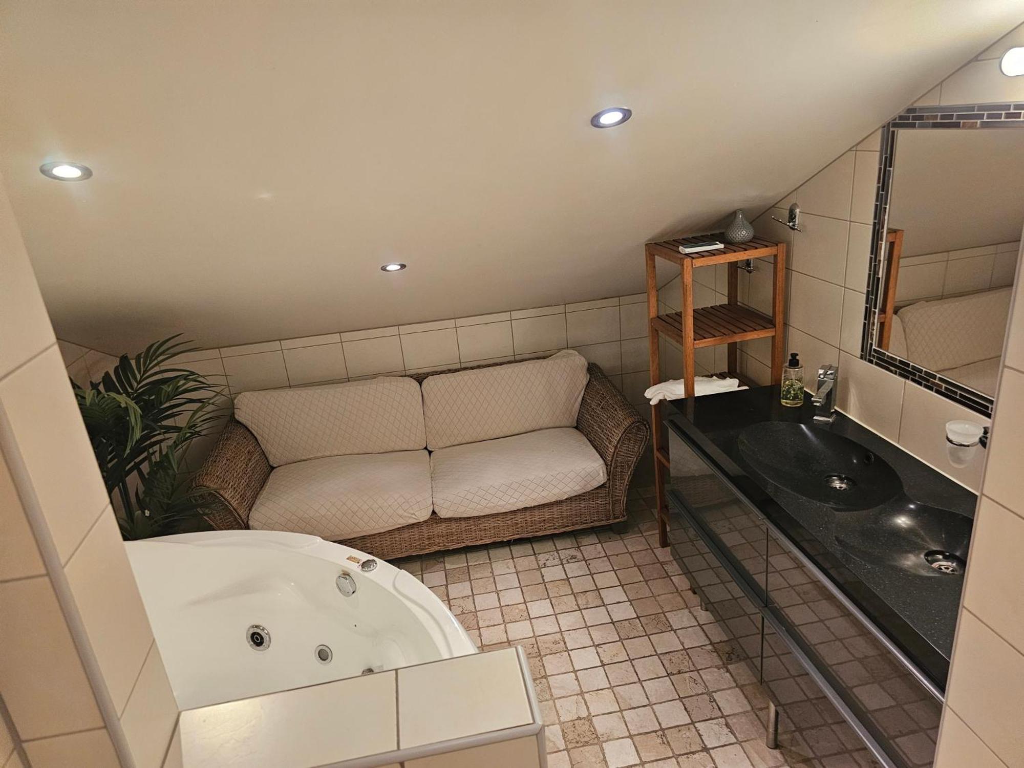 Full Privacy Townhome In With Wifi * Oslo