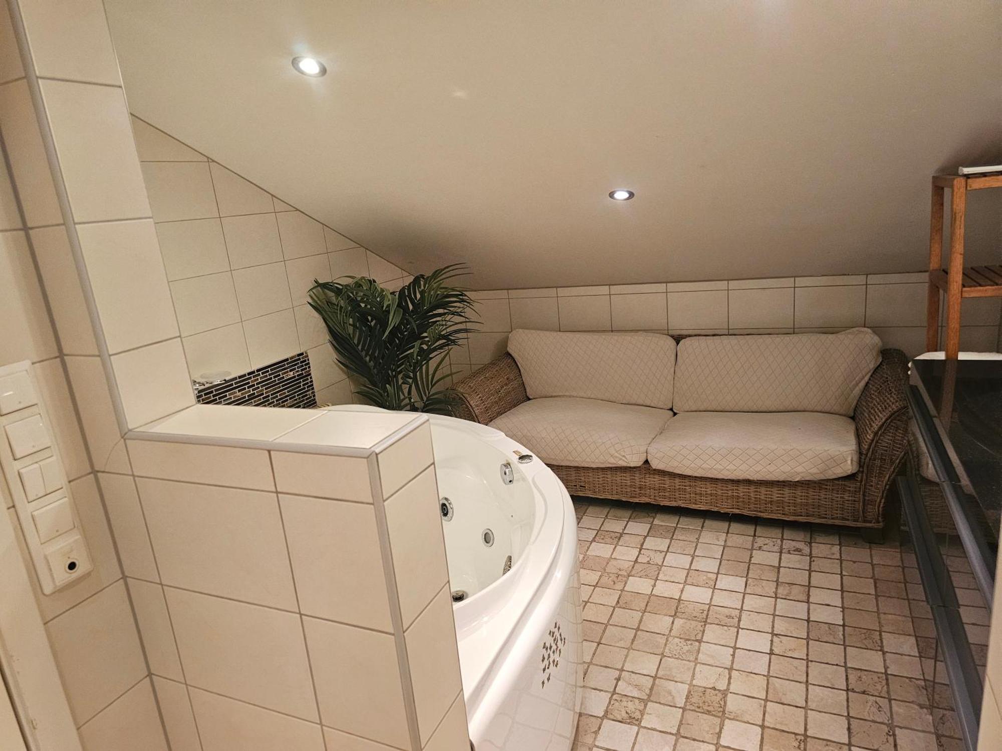 Full Privacy Townhome In With Wifi Oslo