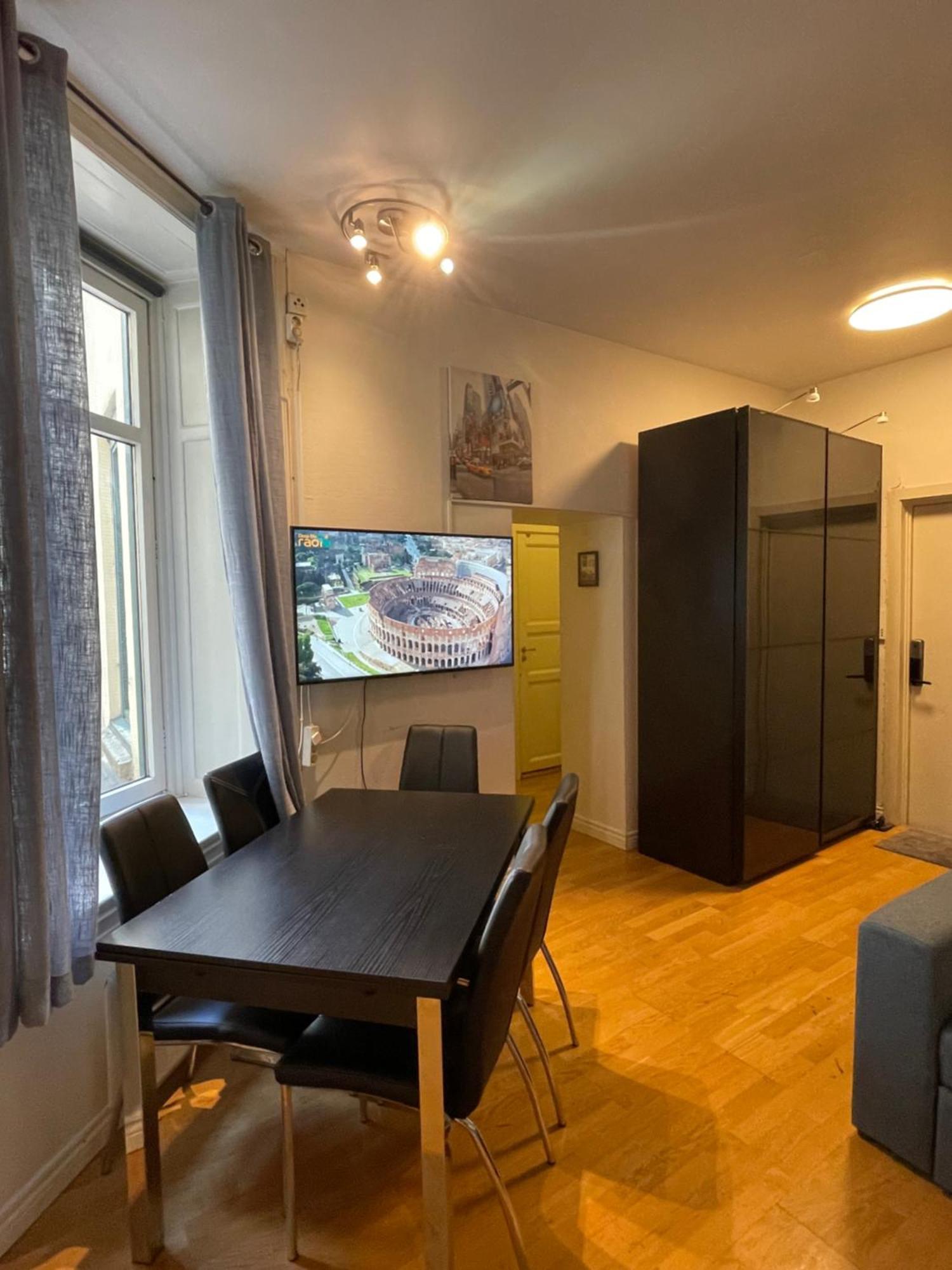 Apartment S, Center *