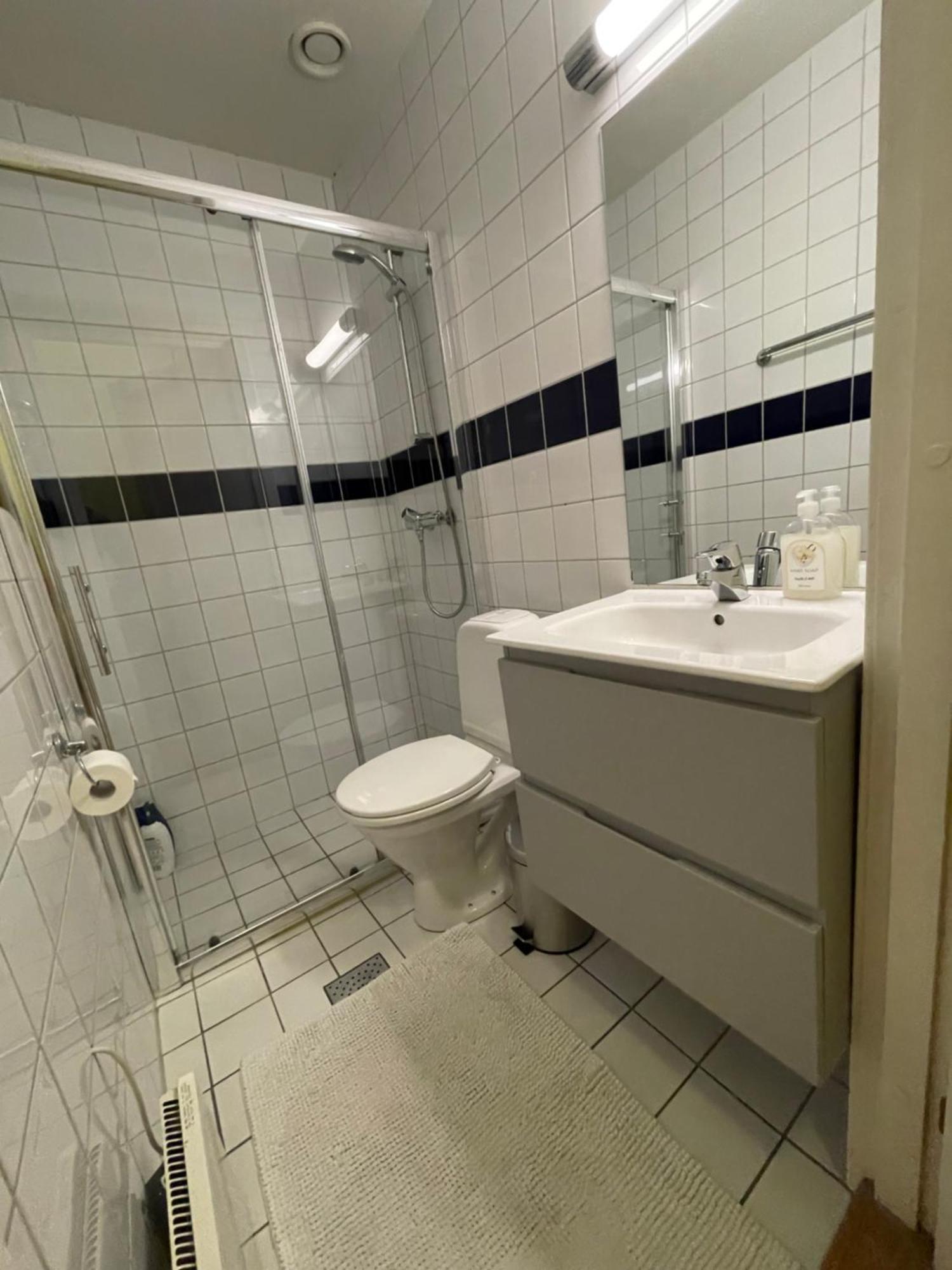 Apartment S, Center