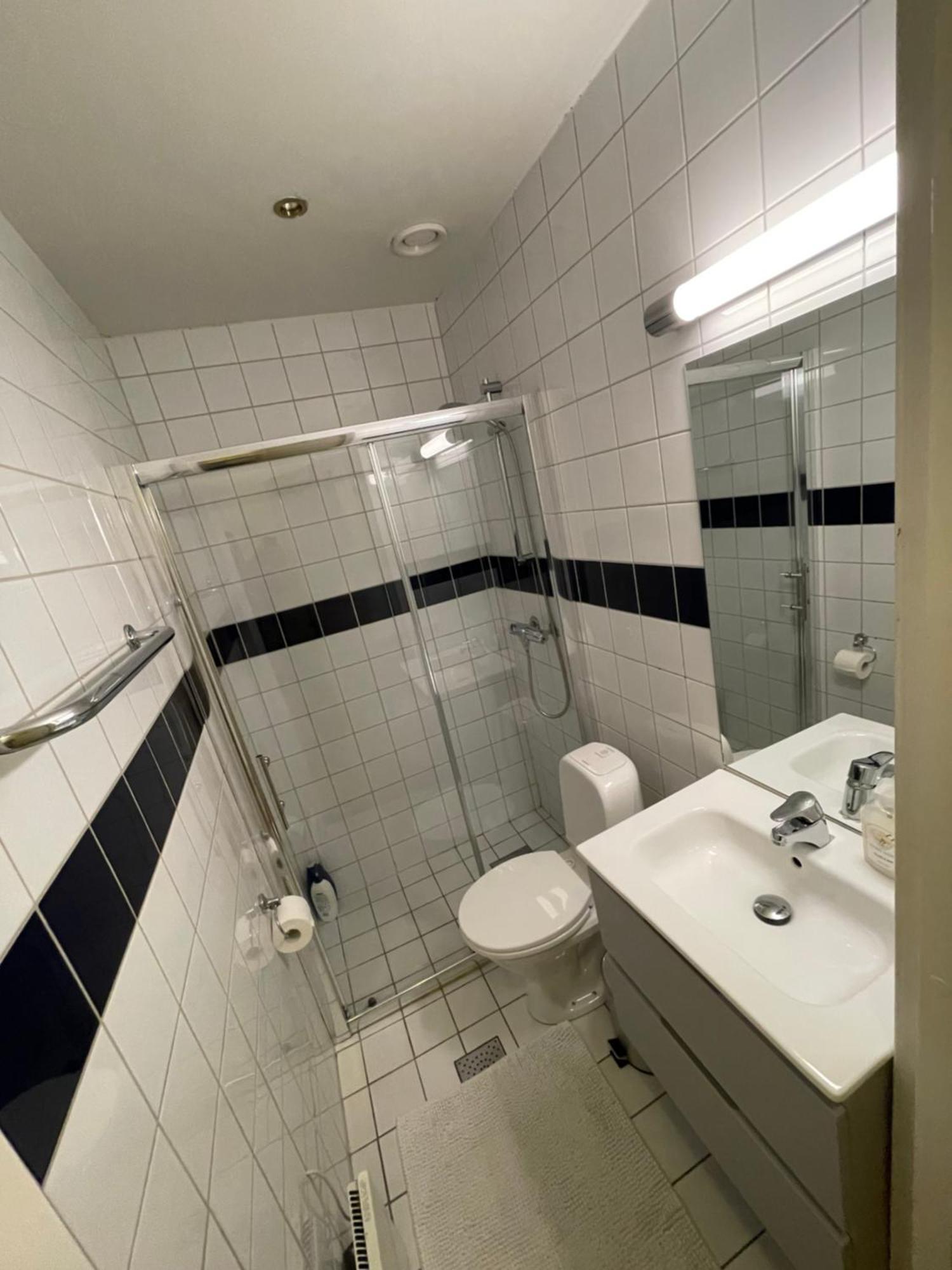 Apartment S, Center