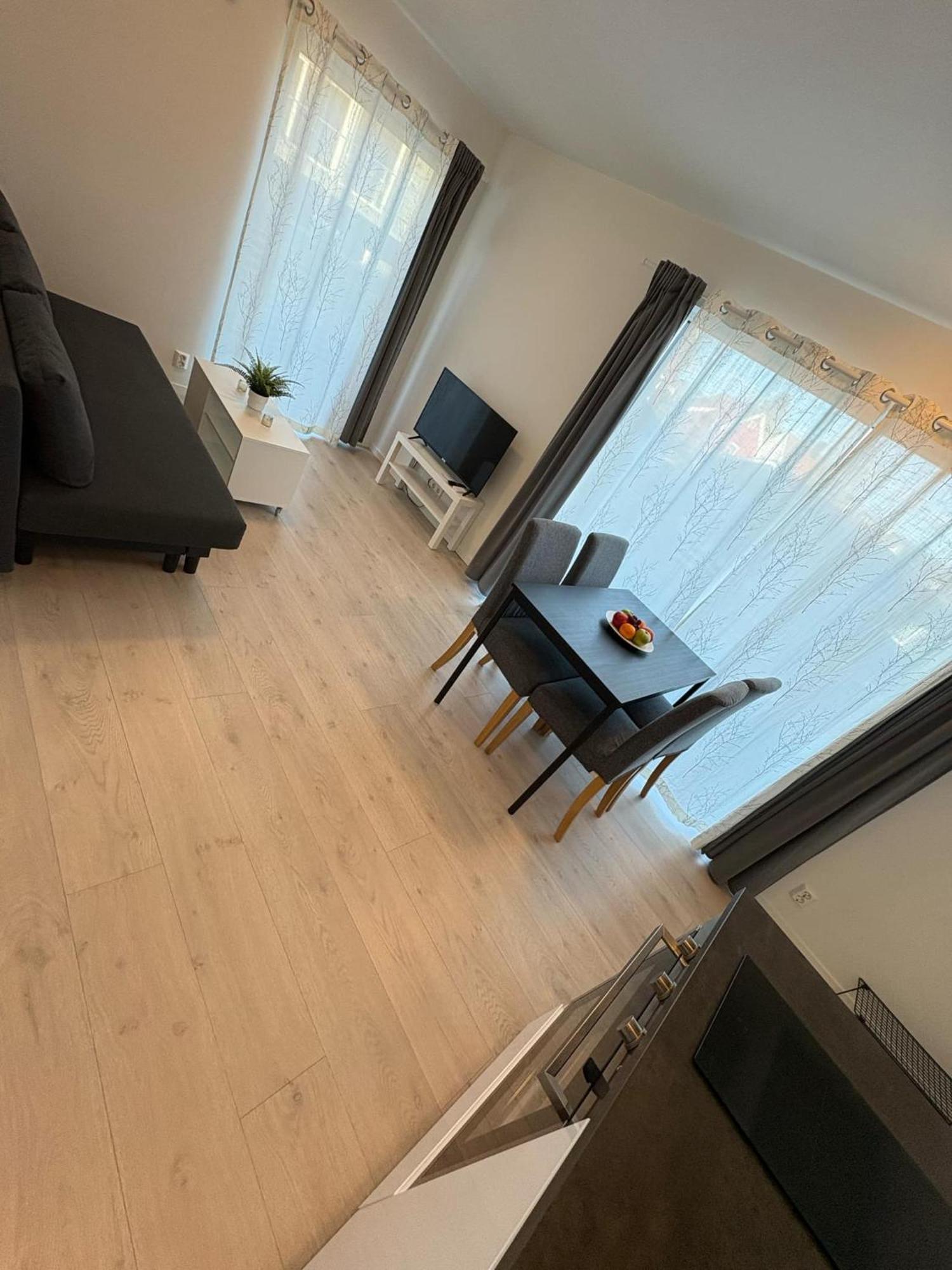 Lisas Apartment, Private New 2 With Big Windows, Share With Nobody Apartment *