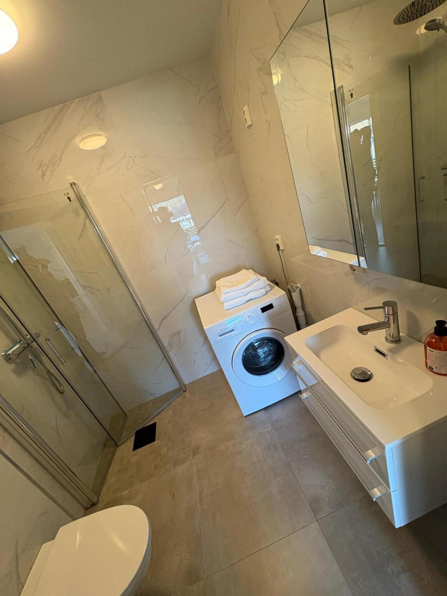 Lisas Apartment, Private New 2 With Big Windows, Share With Nobody *