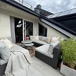 Sentral Loftsleilighet Med Solfylt Utetplass