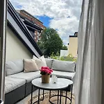 Sentral Loftsleilighet Med Solfylt Utetplass