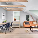 Unique And Modern Top Floor - Super Central