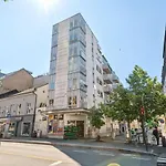 Super Central 3-Bedroom Apartment