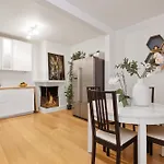 Large Apartment - Luxurious Neighborhood - 8 Pax