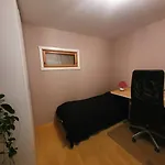 Calm And Tidy Room In Apartment, 14Min Train Ride To City Center