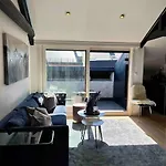 Beautiful City Centre Apartment With Balcony