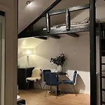 Beautiful City Centre Apartment With Balcony