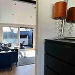 Beautiful City Centre Apartment With Balcony