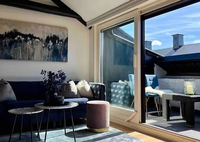Beautiful City Centre Apartment With Balcony