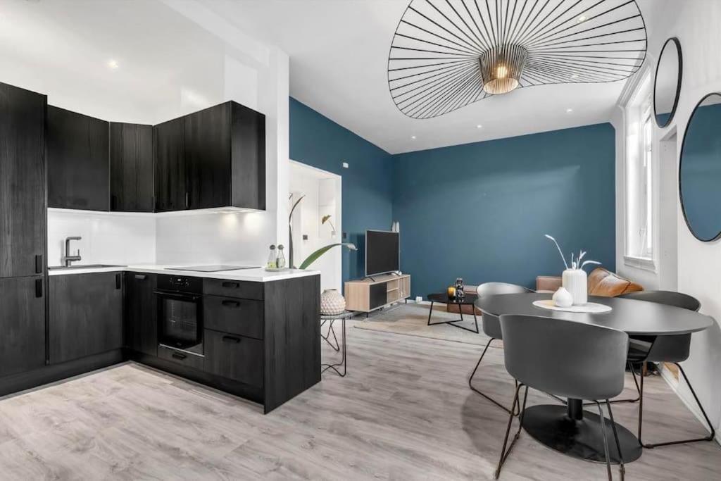 Newly Renovated - Downtown Apartment *