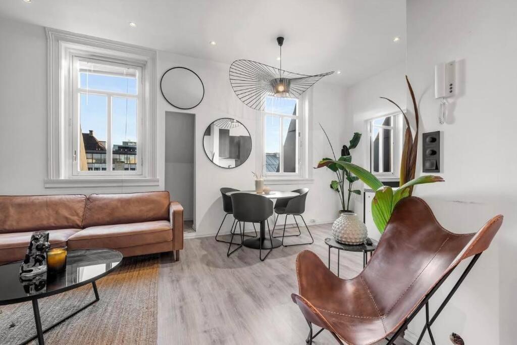 Newly Renovated - Downtown Apartment *