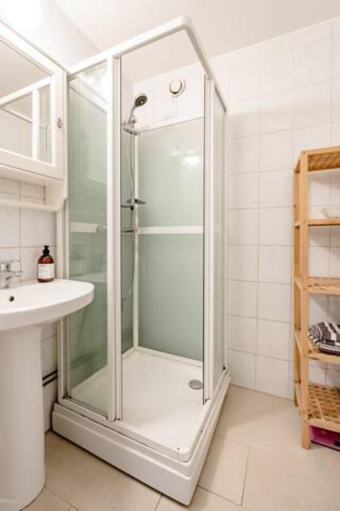 Campingplasser Calm And Tidy In Apartment, 14min Train Ride To Center