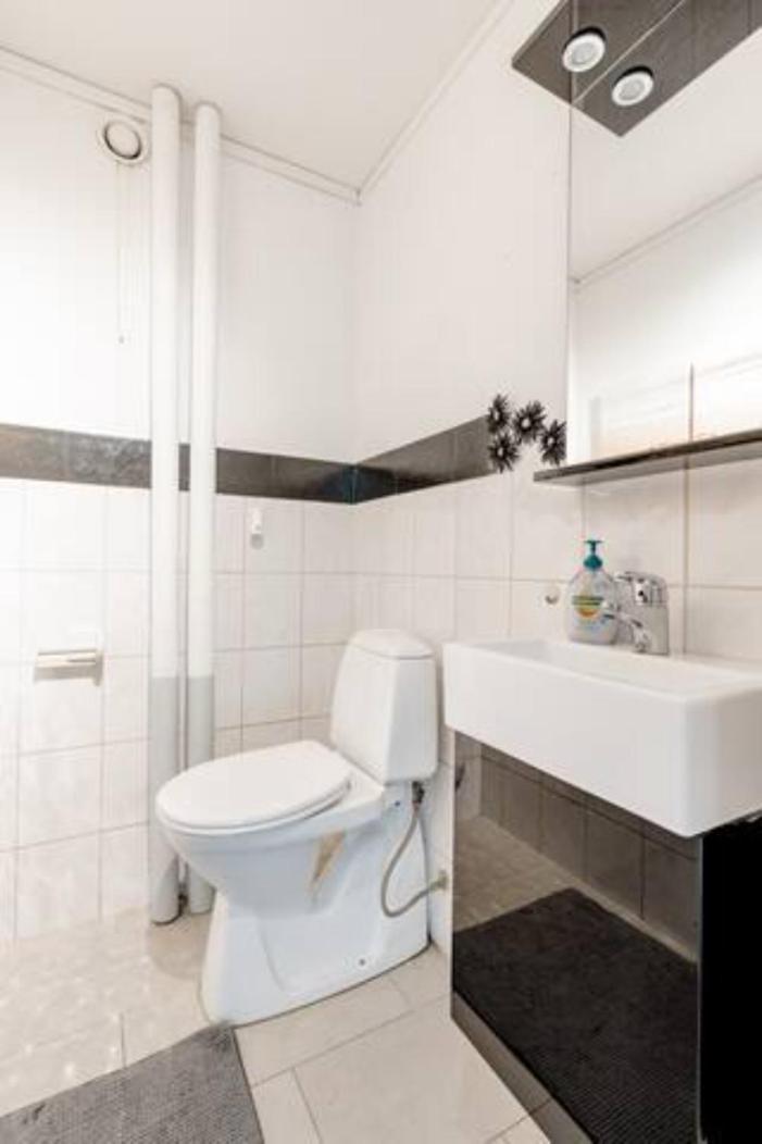 Calm And Tidy In Apartment, 14min Train Ride To Center *