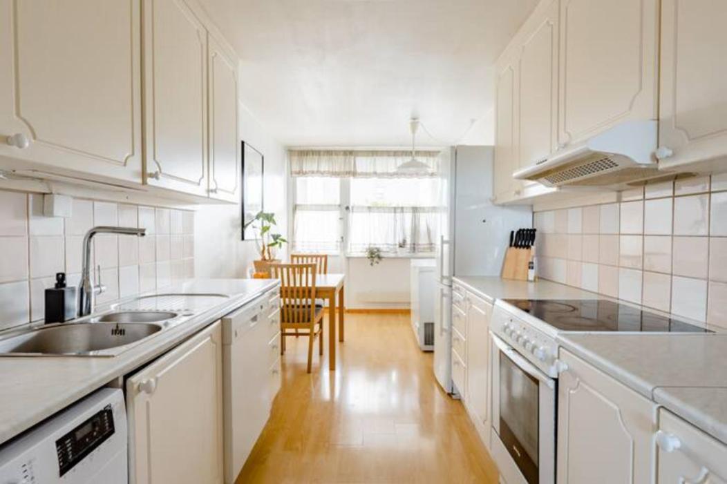 Calm And Tidy In Apartment, 14min Train Ride To Center Campingplasser