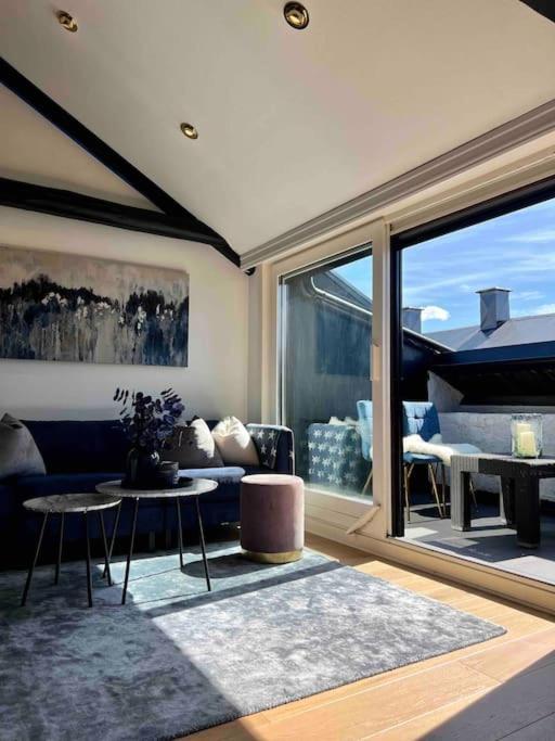 Beautiful Centre With Balcony Apartment