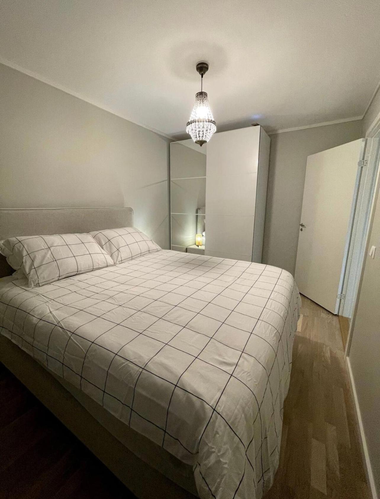 New Duplex Near The With Free Private Parking *