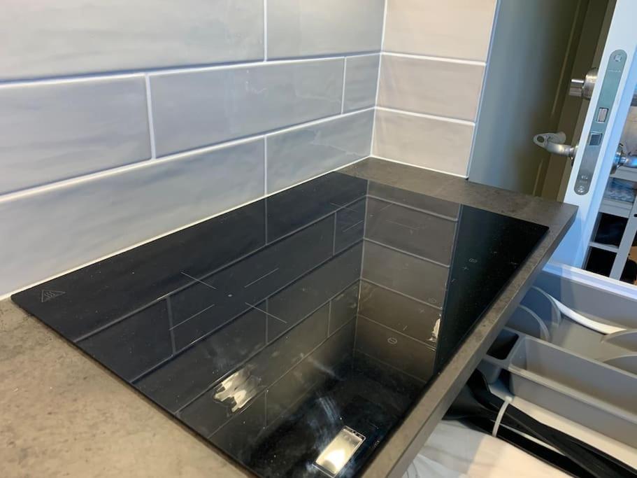 Apartment 1 Bedroom Nb!! Small *